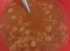 Una foto de Sopa aguada de estrellita con puré de tomate