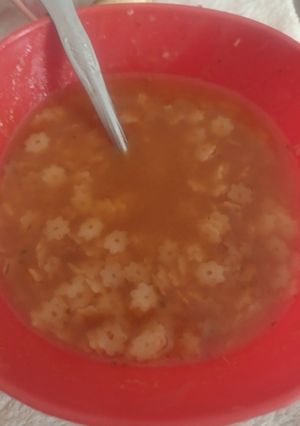 Una foto de Sopa aguada de estrellita con puré de tomate