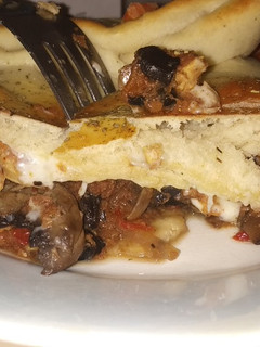Una foto de Stromboli (Pan italiano relleno) con Pollo y Champiñones