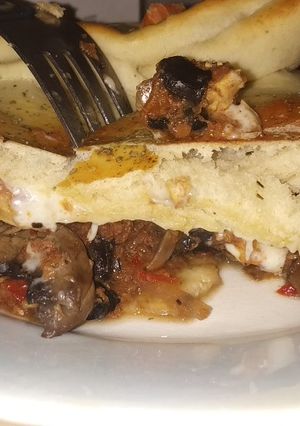 Una foto de Stromboli (Pan italiano relleno) con Pollo y Champiñones