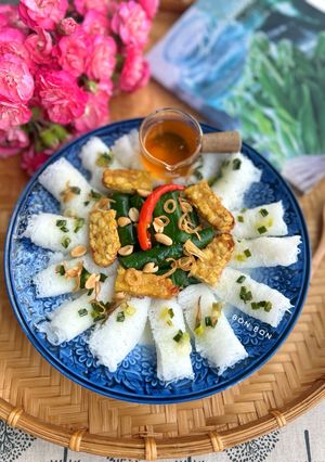 Hình của món Bánh Hỏi Tempeh Cuốn Lá Lốt Chay.