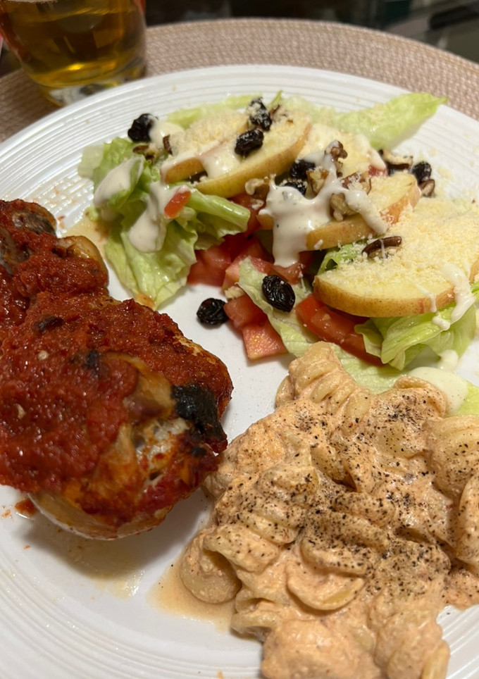 Una foto de Muslos de pollo en salsa roja