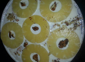 Una foto de Carlota de limón, piña y nuez