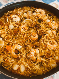 Una foto de Fideuá Rossejat de marisco con un toque de horno