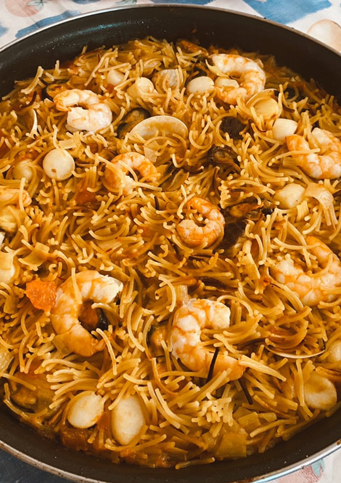 Una foto de Fideuá Rossejat de marisco con un toque de horno