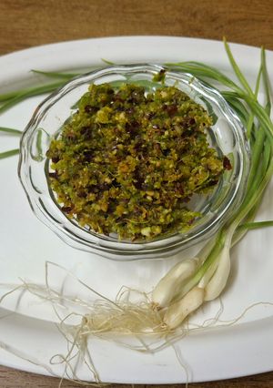 A picture of Green garlic chutney.