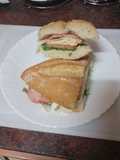 Bocadillo de lomo adobado con queso de cabra y cebolla caramelizada