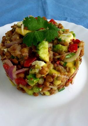 Una foto de Ensalada de lentejas salmón aguacate y queso feta