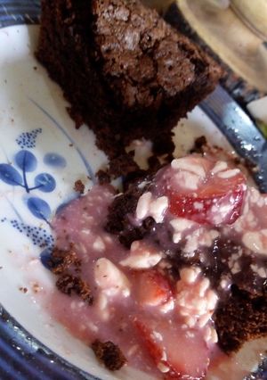 Una foto de Brownies con salsa de frutilla y casancrem