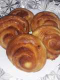 بريوش الحلزوني بالكريمة