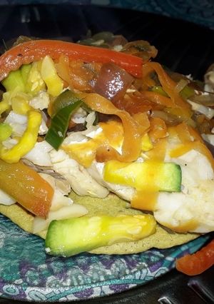Una foto de Pancakes de harina de arvejas con verduras y merluza salteadas