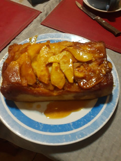 Una foto de Queque volteado de manzana