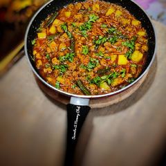 A picture of Mixed vegetables and soya chunks tari curry.