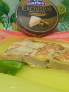 Una foto de Tortilla de papas con pimiento y queso  para dos