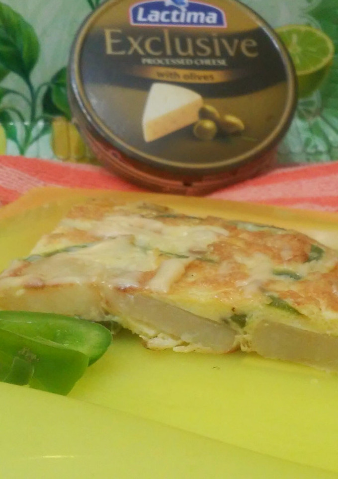 Una foto de Tortilla de papas con pimiento y queso  para dos