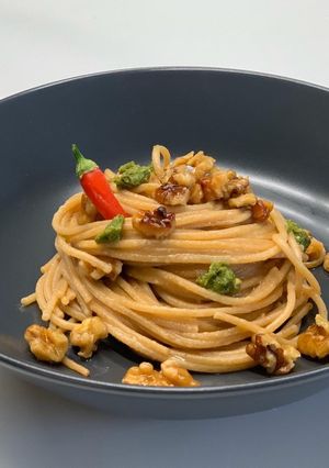 A picture of Spaghetti with Garlic, Olive Oil, Red Pepper Flakes, Walnuts, and a Touch of Pesto.