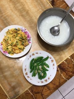 韭菜炒蛋.蒜香碗豆.清粥 的食譜成品照片