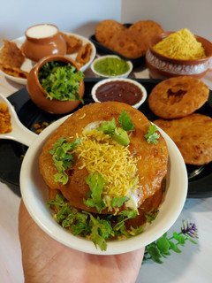 ખસ્તા કચોરી ચાટ (Khasta Kachori Chaat Recipe In Gujarati) રેસીપી મુખ્ય ફોટો