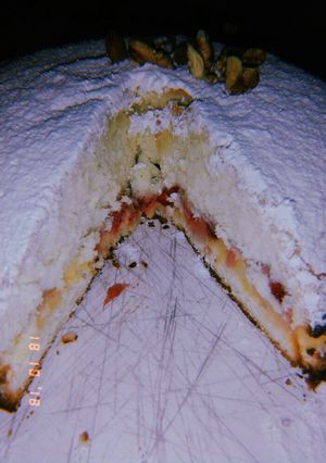 Una foto de Bizcochuelo 1234 de Limón con Relleno de Lemon Pie y Frutillas