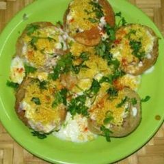 A picture of Aloo Puri chaat.
