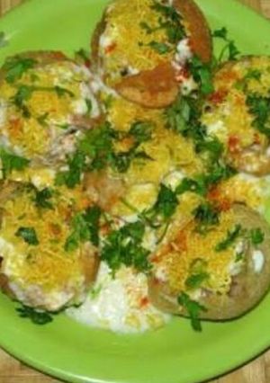 A picture of Aloo Puri chaat.
