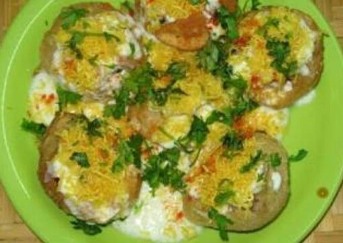 Aloo Puri chaat Recipe by Shalini Pal Tomar - Cookpad