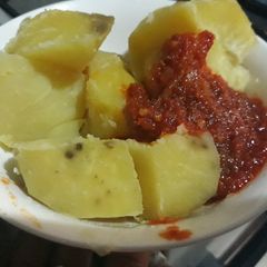 A picture of Sweet potatoes with pepper sauce.