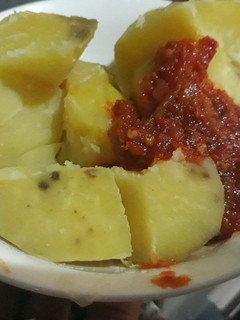 A picture of Sweet potatoes with pepper sauce.