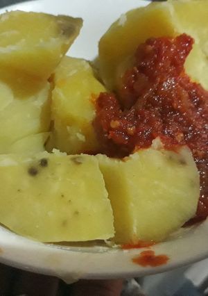 A picture of Sweet potatoes with pepper sauce.