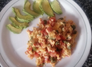 Una foto de Huevos revueltos con nopales a la mexicana