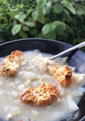 A picture of French Onion Soup Gratinée.