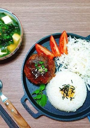 Hình của món Hambagu - Thịt viên kiểu Nhật.