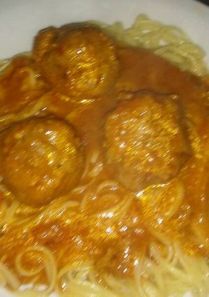 Una foto de Spaghettis con albóndigas
