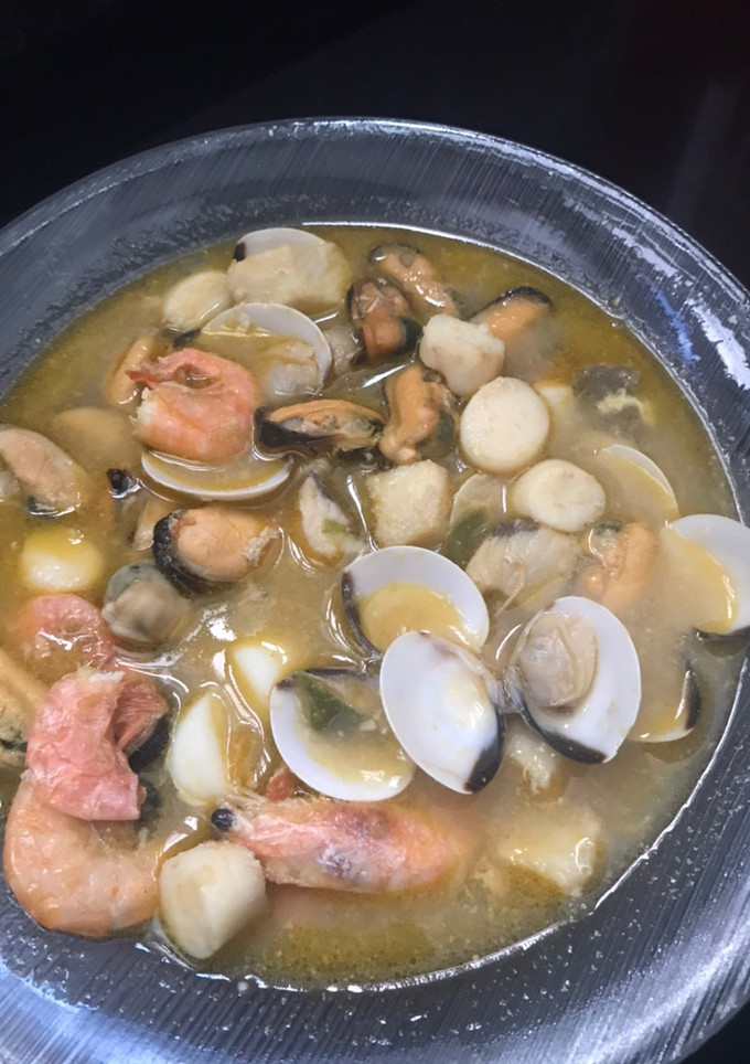Una foto de Sopa de marisco 🦐