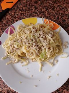 Una foto de Tallarines con col y picada de cerdo