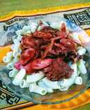 Fideos coditos con salsa ketchup y salchichas