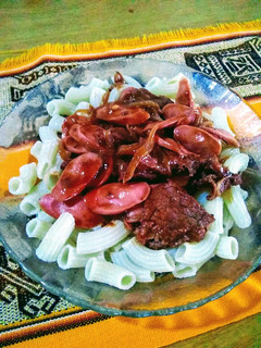 Una foto de Fideos coditos con salsa ketchup y salchichas