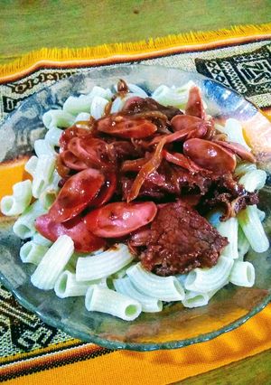 Una foto de Fideos coditos con salsa ketchup y salchichas