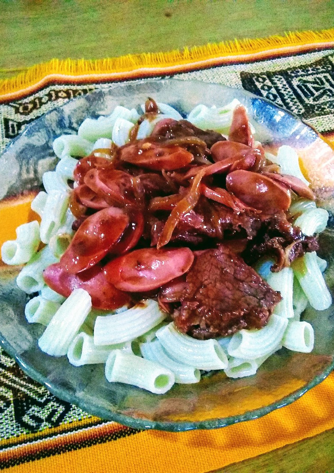 Una foto de Fideos coditos con salsa ketchup y salchichas