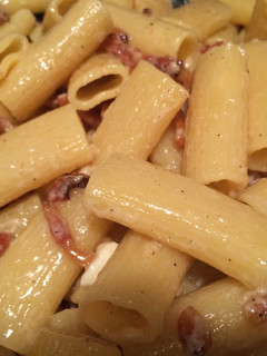 Una foto de Pasta alla gricia (pasta con tocino y queso de oveja)