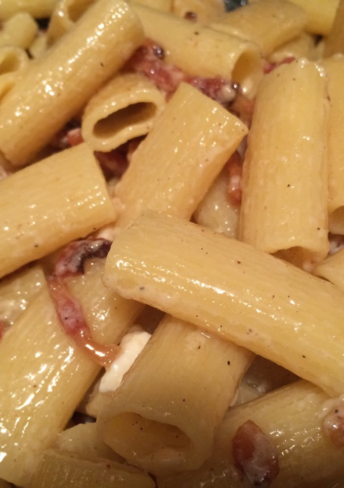 Una foto de Pasta alla gricia (pasta con tocino y queso de oveja)