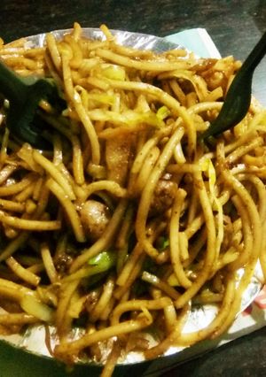 वेज चाउमीन (Veg Chowmein recipe in Hindi) रेसिपी मुख्य फोटो
