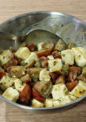Una foto de Ensalada del día: de queso fresco de cabra en vinagreta de pistacho
