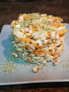 Una foto de Ensalada de alubia careta, col y zanahoria