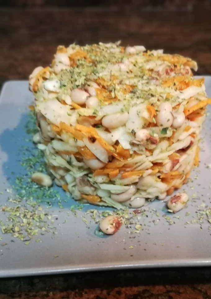 Una foto de Ensalada de alubia careta, col y zanahoria