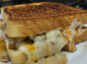 Una foto de Sandwich🥯de carne🧅y queso🧀🥩🫑