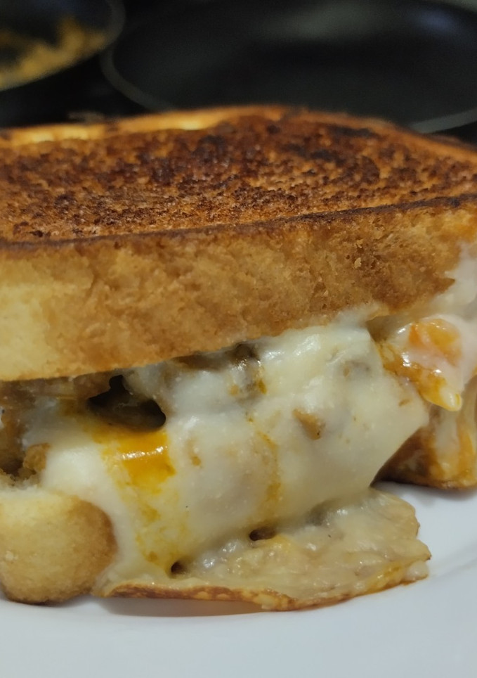 Una foto de Sandwich🥯de carne🧅y queso🧀🥩🫑