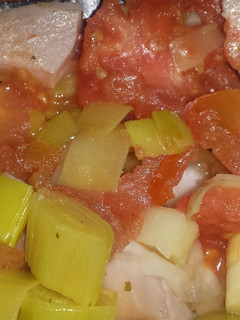 Una foto de Jamón de pavo al horno con puerro y tomate