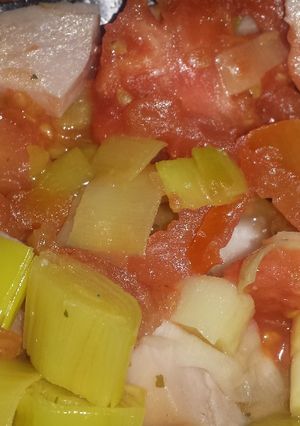 Foto principal de Jamón de pavo al horno con puerro y tomate