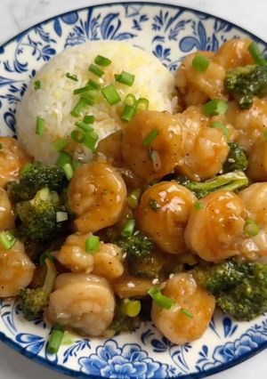 A picture of Shrimp and Broccoli.
